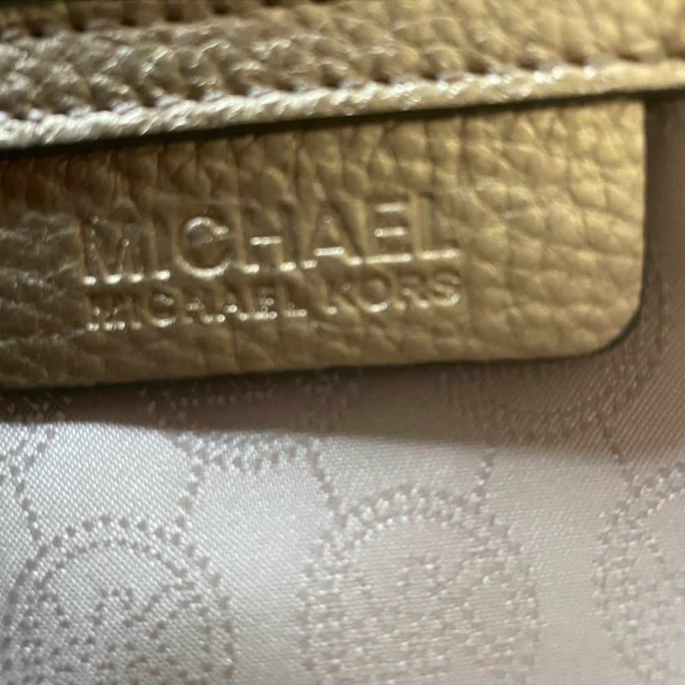 GUC Michael Kors gold metallic clutch, leather. - Picture 4 of 9